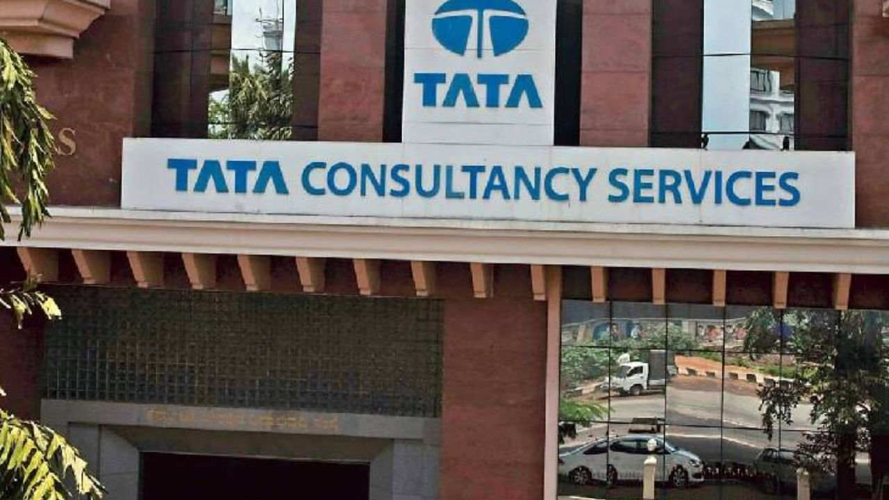 टीसीएस कर्मचारियों को झटका